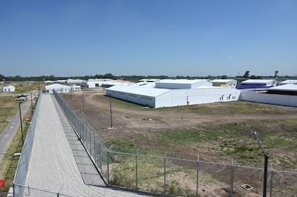 La cárcel de Marcos Paz es una fortaleza de hormigón con doble anillo de seguridad con una profunda fosa en el medio y un moderno sistema de detección de movimiento, cámaras y alarmas.