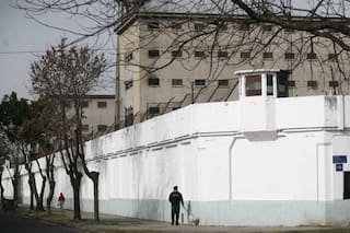 Un guardiacárcel intentó llevarle dos celulares a narcos en un libro de guardia y lo descubrieron