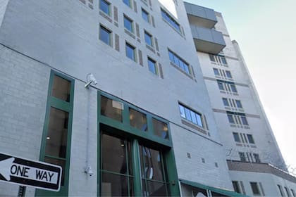 La cárcel ubicada en 15 Elizabethtown Plaza, es propiedad del condado de Union, tiene 10 pisos y una capacidad para más de mil camas (Google Street View)