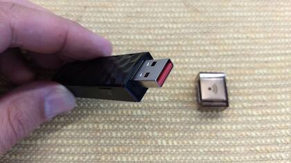 La carga del pendrive es por USB; tiene un botón al costado para encender o apagar la antena