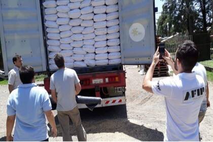 La carga del primer contenedor en el puerto de Rosario