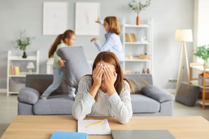 La carga mental no se ve, pero altera la forma en que pensamos, dormimos y sentimos.