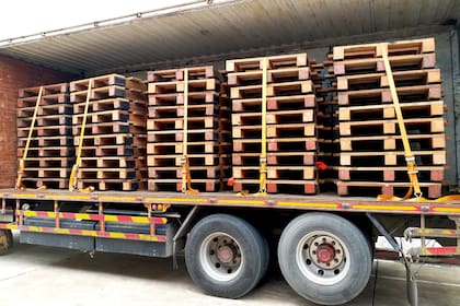 La carga que va suelta en los semirremolques playos deben sujetarse con lingas de acero para asegurarla