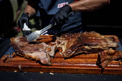 La carne a la parrilla, más que un alimento, una religión nacional