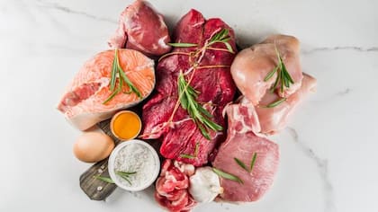 La carne cruda que ya fue congelada no debe volver a congelarse, a menos que haya sido cocinada previamente