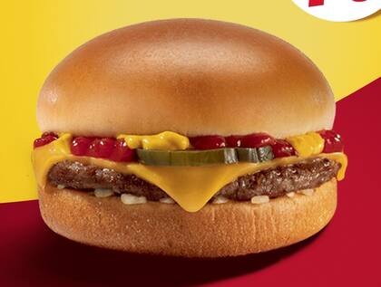 La carne de la hamburguesa con queso contiene proteína y hierro (Facebook/McDonald's)