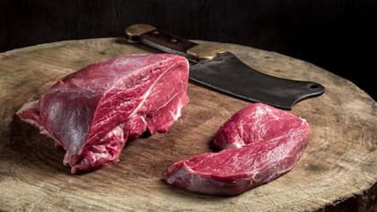 La carne no se debe descongelar a temperatura ambiente para evitar la proliferación de bacterias