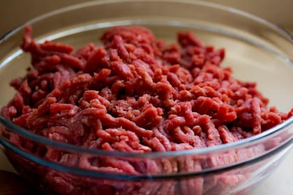 La carne roja procesada fue vinculada con un aumento significativo en el riesgo de deterioro cognitivo (Foto de carácter ilustrativo: PEXELS)