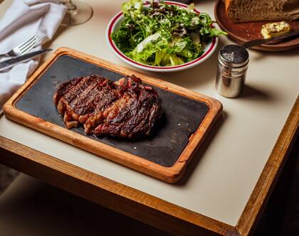 "La carne Wagyu es muy versátil, se cocina vuelta y vuelta. Yo recomiendo hacerla a la parrilla o a la plancha, a fuego fuerte", asegura Barcos.