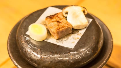 La carne y los vegetales se llevan crudos para que cada huésped los cocine