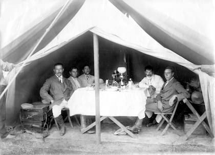 La carpa comedor, Frey sentado a la mesa.