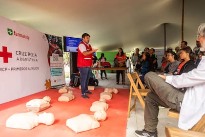 La carpa de salud convocó a miles de personas que pudieron conocer más sobre RCP y primeros auxilios.