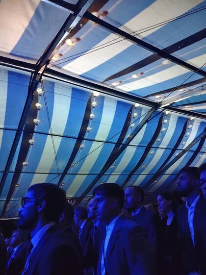 La carpa, decorada con luces y efectos para la ocasión