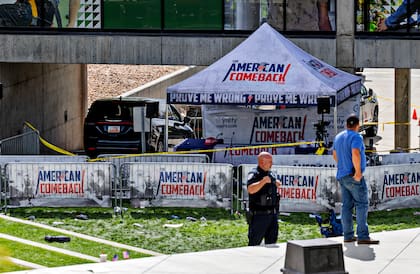 La carpa en el campus universitario en Utah en donde el activista Charlie Kirk fue asesinado de un disparo.