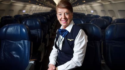 La carrera de Crandall la emparenta con otras figuras históricas de la aviación, como Bette Nash, la auxiliar de vuelo de American Airlines que trabajó durante casi 67 años y murió en 2024, a los 88