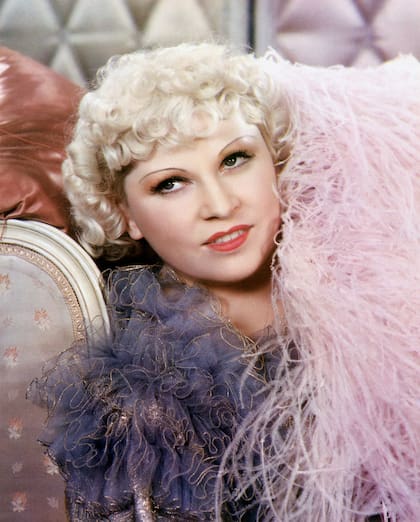 La carrera de Mae West cayó en picada tras la aplicación generalizada del código Hays: su humor "picante" ya no tenía lugar en las películas