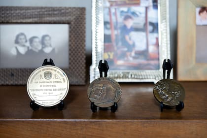 La carrera de Ricardo González se llenó de tesoros deportivos, como estas medallas del Mundial del '50 y de los Juegos Olímpicos Helsinki 1952.