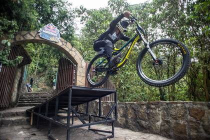 La carrera Red Bull Monserrate Cerro Abajo consiste en un descenso de más de 2400 metros de un sinuoso camino conformado por más de 1000 escalones y 27 obstáculos