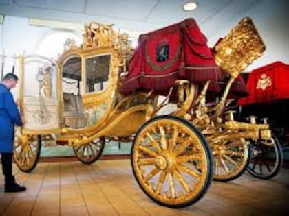 La Carroza Dorada, que inspiró a Walt Disney para dibujar los de las princesas de varias fábulas animadas, fue "cancelado" y dejado de usar en 2015. ¿El motivo? Está decorado con una pintura conocida como Homenaje a las colonias, donde indios nativos, africanos y asiáticos aparecen postrados ante una virgen blanca que representa a los Países Bajos.