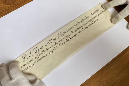 La carta de 1825 del arqueólogo P. J. Féret fue hallada junto a dos monedas en una jarra de cerámica