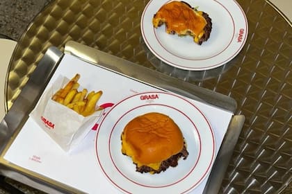La carta de Grasa ofrece solo tres variedades (dos fijas y una variable), a la plancha y sin excesos; también hay papas fritas triple cocción
