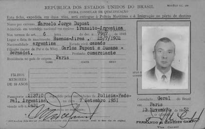 La carta de migración de Marcelo Dupont para ingresar a Brasil a comienzos de los años 50. El romance iniciado en París tuvo un par de escalas en Río de Janeiro.