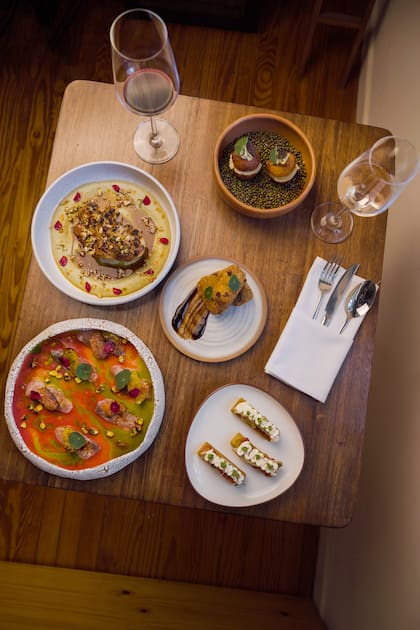 La carta de Smak propone, entre otros platos, las croquetas de osobuco con chutney de tamarindo, el paté de vieiras con bola de fraile y mermelada de frambuesa, el tiradito con aguachile de sandía, cítricos y choclo