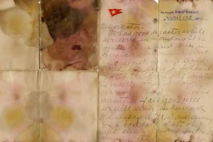 La carta de un pasajero de primera del Titanic escrita para su madre lleva el membrete y la bandera insignia del transatlántico que se hundió en el año 2012
