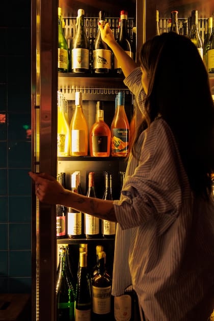La carta de vinos de autor es curada por una sommeliere, que recomienda la etiqueta justa para maridar con cada plato.