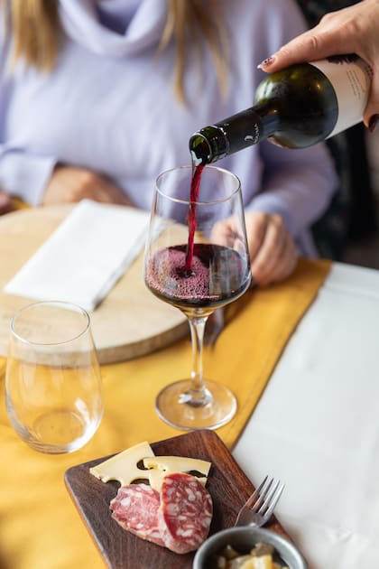 La carta de vinos está acorde a la propuesta gastronómica de La Cautiva.