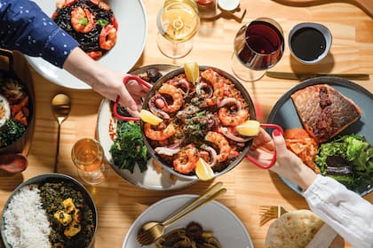 La carta es breve y estacional: hay trucha con mix de verdes orgánicos e hinojo, zapallitos a la plancha y otras preparaciones más frescas pensadas para acompañar sidras más livianas y espumantes