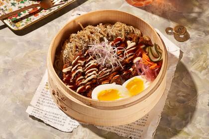 La carta es variada, con el protagonismo de sabores asiticos con un toque local