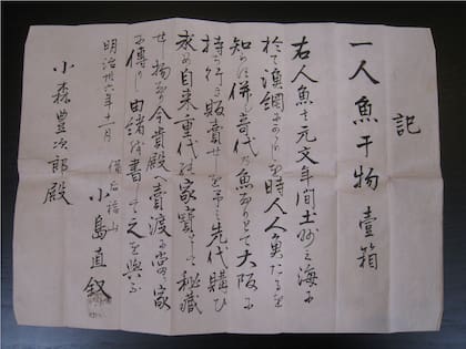 La carta, fechada en 1903, que se almacenó junto a la momia, explica que fue atrapada con una red el mar frente a la prefectura de Kochi (Crédito: New York Post)