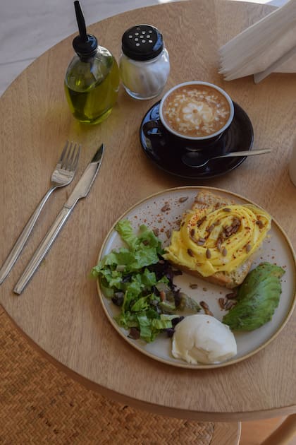 La carta incluye especialidades de brunch, como la trucha ahumada con tabule de pepino, hummus, palta huevo y pan; o los clásicos huevos revueltos