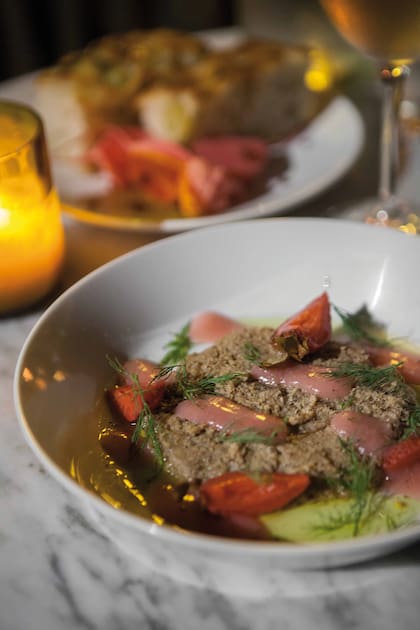 La carta lleva la firma del reconocido cocinero Leo Lanussol (ex-Proper) y presenta platitos perfectos para maridar con vino.