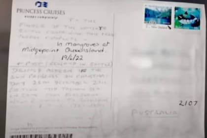 La carta manuscrita firmada por John Reed, pedía a quien la encontrara que completara su ubicación.  Captura Video 7News Australia