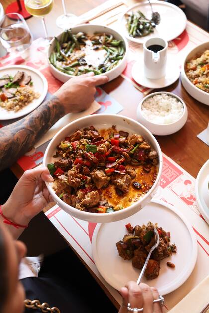 La carta ofrece platos clásicos y otros más aventureros, todos fieles a las recetas originales chinas.