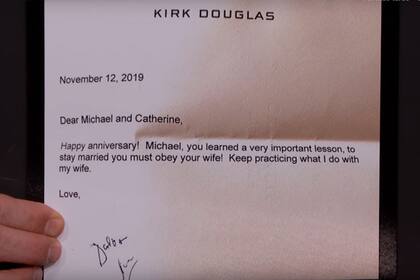 La carta que le mandó Kirk Douglas a Catherine Zeta-Jones y su hijo en su aniversario de bodas