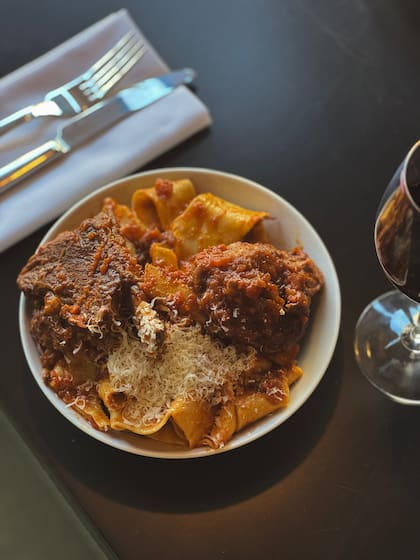 La carta rescata la tradición en clave moderna: aquí, los papardelle con estofado