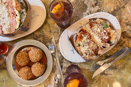 La carta también incluye arancini para el picoteo y platos estacionales como cintas caseras con porchetta ahumada o cavatelli con milanesas de bife de chorizo al plato.