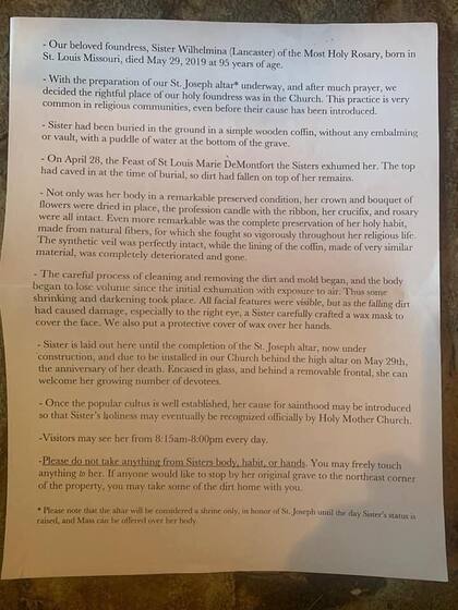 La carta ubicada al costado del cuerpo de la monja