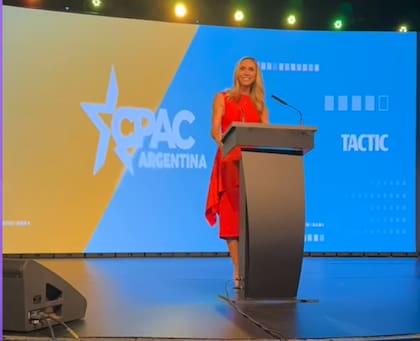 La cartelería de CPAC Argentina exhibía el nombre Tactic, mientras Lara Trump brindaba un discurso.