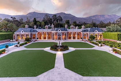 La casa a la venta es conocida como el palacio de Versalles de California