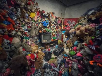 La casa abandonada estaba repleta de muñecas y osos de peluche desde hacía décadas