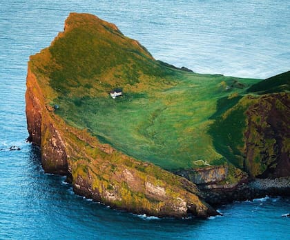 La casa aislada está rodeada por el archipiélago de Vestmannaeyjar