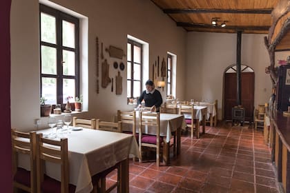 La casa antigua de Purmamarca donde funciona el restaurante y sus ocho mesas listas para servir especialidades andinas.