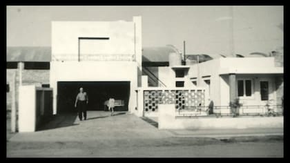 La casa Armando y Teresa, en Venado Tuerto, junto al galpón donde funcionaba la fundición de aluminio