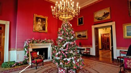 El Red Room tiene un árbol navide?o en el centro de la sala