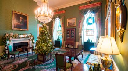 Un vista del Green Room decorado para navidad