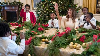 Melania juega con los ni?os mientras preparan los adornos navide?os para el East Room